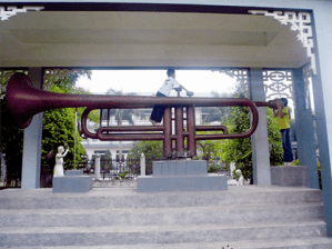 La-trompette-geante-en-bronze