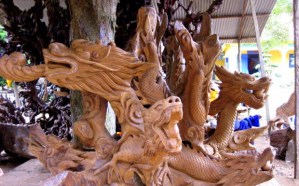 sculptures-en-bois-des-artisans-de-la-pagode-Hang