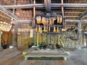 L'une des maisons sur pilotis au musée de la culture Muong