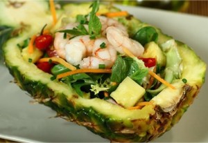 Salade-vietnamienne-d'ananas-et-de-gambas