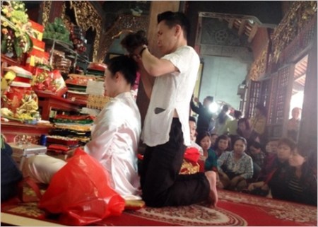 Le médium est toujours accompagné par deux ou trois assistants chargés de l’aider à effectuer les rituels et changer de costume.