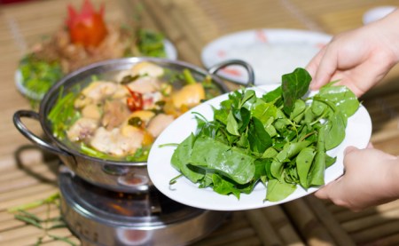 Bouillon-aigre-doux-au-poulet-et-aux-feuilles-giang