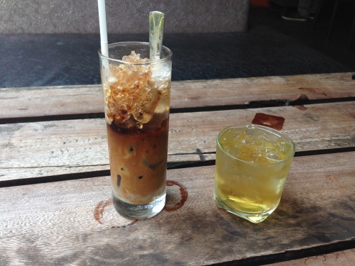 Nulle part ailleurs qu’on est servi avec un café en parallèle avec un verre de thé glacé comme ici, une culture unique à elle.