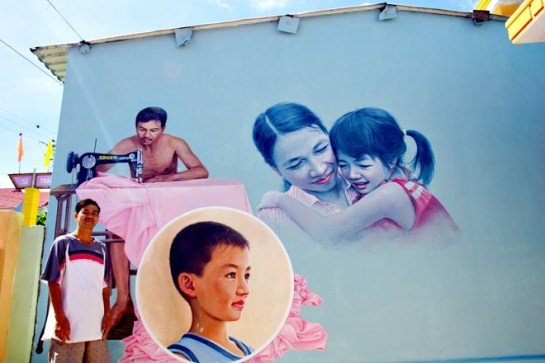 Devant sa maison, le propriétaire en pleine émotion face à une peinture illustrant tous les membres de sa famille : un tailleur à côté de sa femme et ses deux enfants. 