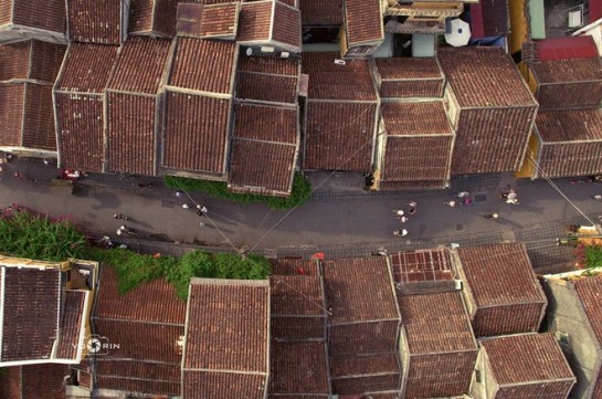 Les maisons à Hoi An datant depuis du 17eme au 19eme siècle, adoptent pour la plupart l’architecture traditionnelle avec deux ou trois niveaux, caractérisées par des toitures de tuiles.