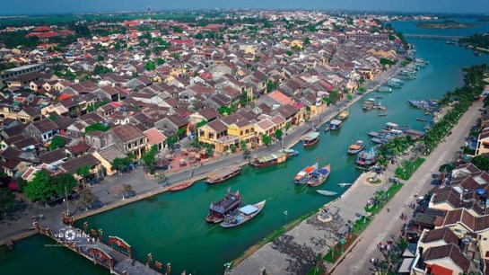 Outre son architecture très typique, ce qui rend enchanteurs les touristes à Hoi An réside dans une pure sérénité de la journée et une animation vivante mais toujours loin du brouhaha au coucher du soleil.