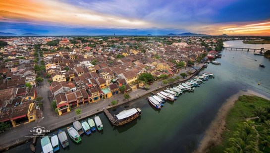 Les touristes peuvent faire une balade reposant en barque au long de la rivière Thu Bon, symbole de l’énergie et de l’âme de Quang Nam, ou en vélo flânant des calmes et jolies ruelles de la veille ville.