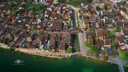 Chua Cau, le pont - pagode construit au début du 17eme siècle par des commerçants japonais, nommé aussi pont couvert japonais qui passe un petit arroyo est une halte culturelle et historique incontournable de Hoi An.