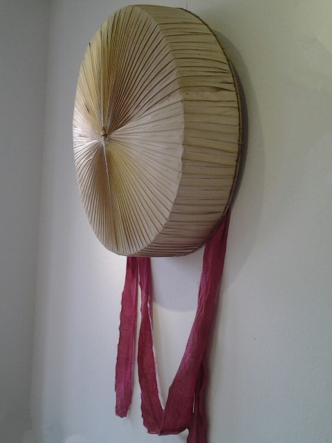 Un ancien chapeau « Non ba tam » restitué par M Nghiem Phu Luan (district Thanh Oai, Hanoi) en exposition à Six Spaces, Hanoi juillet 2016