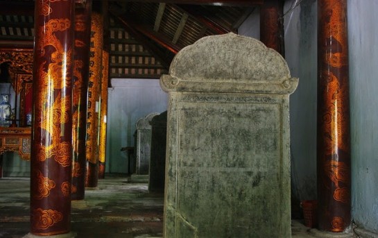 temple xich dang stele pierre hung yen.jpg