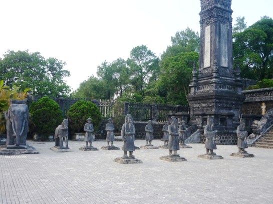 tombeau khai dinh statues