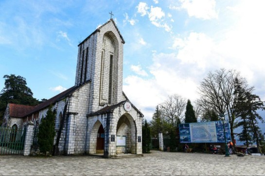 eglise en pierre sapa.jpg