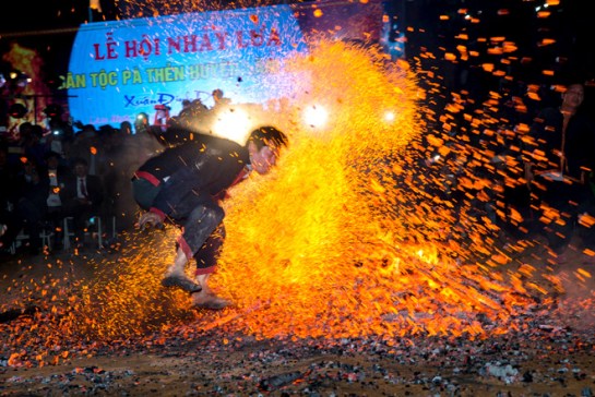 ha giang fete du saut feu 2.jpg